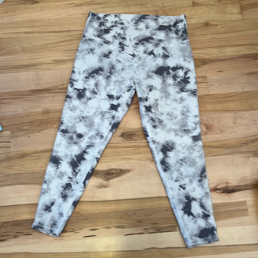 DSG tie dyed gray and white leggings Size XL